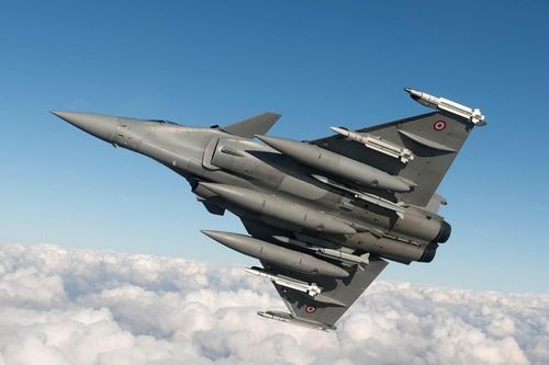 Không giống như Mirage 2000, Rafale sử dụng hai động cơ, thay vì một động cơ duy nhất; thiết kế này làm tăng yêu cầu bảo dưỡng, nhưng cũng cung cấp khả năng dự phòng lớn hơn và do đó cải thiện khả năng sống sót.
