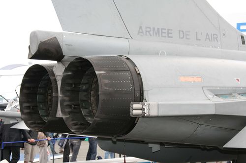 Do hiệu suất rất hạn chế của động cơ M88, đã khiến Rafale chỉ đạt tốc độ tối đa Mach 1,8; trong đó F-16 Mỹ và J-10 của Trung Quốc có thể bay với tốc độ Mach 2 và tiêm kích MiG-29 nặng hơn một chút của Nga, có thể đạt tốc độ Mach 2,3. 