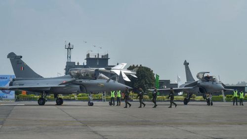 Rafale trong nhiều năm phải chật vật cạnh tranh trên các thị trường quốc tế, bất chấp các ưu đãi kinh tế và chính trị đáng kể, mà Paris đưa ra cho khách hàng của mình; chẳng hạn như các khoản đầu tư hàng tỷ USD vào nền kinh tế của họ.