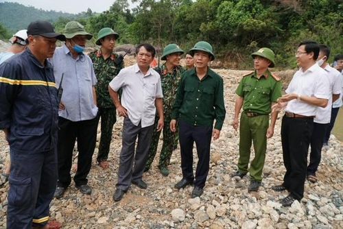 Ông Nguyễn Văn Phương, Chủ tịch UBND tỉnh Thừa Thiên Huế chỉ đạo công tác tìm kiếm tại hiện trường.