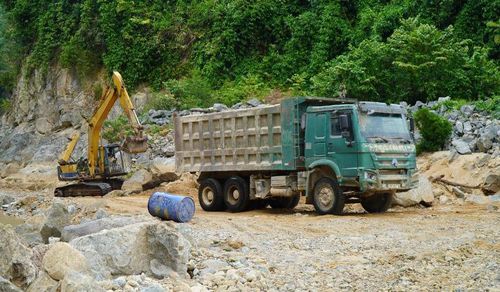 Trong ngày tìm kiếm thứ 2, các lực lượng cứu hộ đã tìm thấy nhiều vật dụng cá nhân của các nạn nhân gồm quần áo, dày dép, các bộ phận của xe máy bị vùi lấp tại bãi bồi số 1.