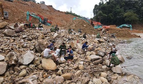 Giai đoạn 1, các lực lượng tìm kiếm đã đào, xới khoảng 300.000 mét khối đất đá; tìm thấy 5/17 nạn nhân mất tích.