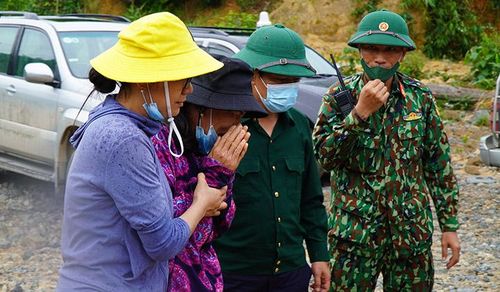 Hiện, các lực lượng đã rút về xã Phong Xuân (Phong Điền). Trong thời gian tạm nghỉ, Bộ CHQS tỉnh Thừa Thiên Huế sẽ tiếp tục đánh giá tình hình và xây dựng phương án tìm kiếm tại bãi bồi số 3. Mọi hoạt động tìm kiếm sẽ được nối lại sau khi thời tiết thuận lợi và an toàn.