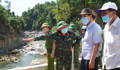 Việc tạm dừng này để đảm bảo an toàn cho các lực lượng tham gia tìm kiếm do những ngày qua ảnh hưởng của áp thấp nhiệt đới và sẽ phải kéo dài trong những ngày tới khi tỉnh Thừa Thiên Huế là địa phương sẽ chịu ảnh hưởng mạnh.