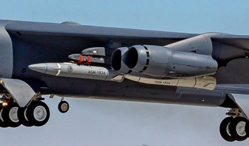 AGM-183A được cho là ưu việt hơn Kh-47 ở chỗ nó không đòi hỏi máy bay mang phóng phải leo tới độ cao thật lớn và duy trì vận tốc Mach 2 như Kinzhal mà vẫn dễ dàng đạt tới thông số thiết kế.