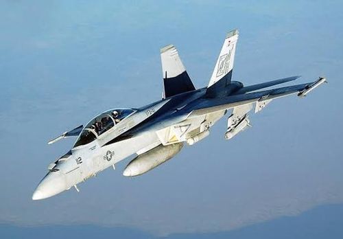 Xếp thứ tư trong top 5 là máy bay chiến đấu dòng F/A-18 của Mỹ, là máy bay chiến đấu đa năng trên tàu sân bay, có tốc độ siêu thanh, hoạt động trong mọi thời tiết, được thiết kế bởi McDonnell Douglas (nay đã được hợp nhất với Boeing). F/A-18 là tiêm kích hạm quan trọng nhất trên tàu sân bay của Hải quân Mỹ. F/A-18 cũng phục vụ trong lực lượng không quân của một số quốc gia khác.
