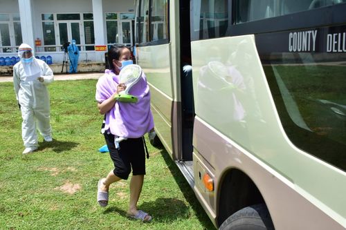 Công dân Huế cách ly tại Quảng Trị ra xe chuẩn bị về quê