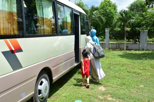 Một công dân Huế đi tàu về Đông Hà và cách ly tại Lao Bảo (Quảng Trị) cho biết, không có chuyện bà con khi xuống ga Huế thì bị đẩy đuổi