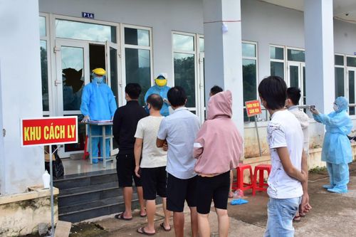 Thực hiện thủ tục giao, nhận công dân giữa cơ quan chức năng Quảng Trị - Huế để chuyển về cách ly tại tỉnh TT-Huế