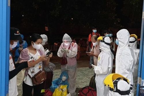 Công dân TT-Huế đáp xuống ga Đông Hà rạng sáng 8/7.