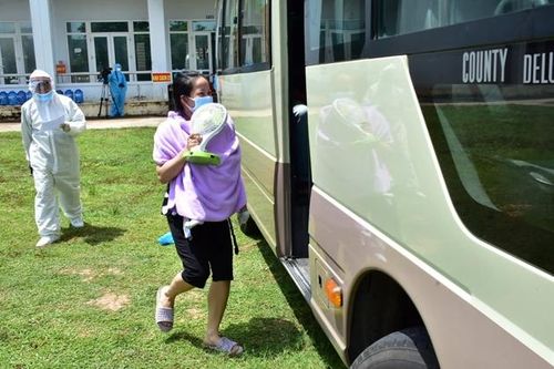 Công dân về từ Thành phố Hồ Chí Minh vui mừng được trở về Huế cách ly