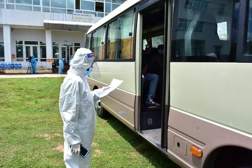 Lực lượng chức năng làm thủ tục bàn giao