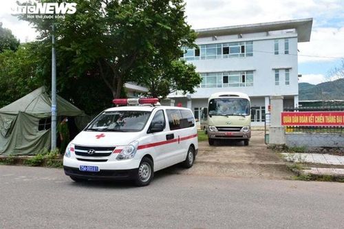 Đoàn xe của cơ quan chức năng tỉnh Thừa Thiên - Huế đưa công dân của mình trở về quê hương để thực hiện cách ly. (Ảnh: VP UBND Thừa Thiên - Huế).