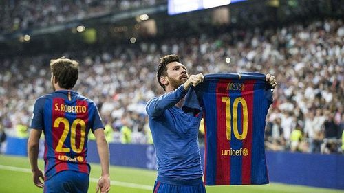  Messi cởi áo ăn mừng trong trận thắng Real Madrid tại La Liga mùa giải 2016/17. Ảnh: Marca. 