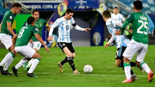Messi không có đồng đội chia lửa. 