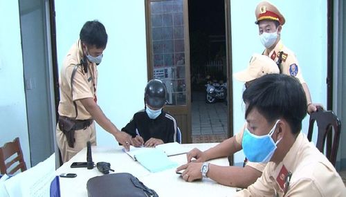 Một thanh niên đua xe trái phép làm việc với lực lượng CSGT. Ảnh: CA cung cấp.