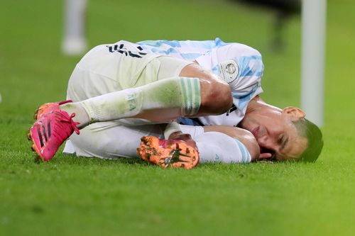  Trong hiệp 1, Di Maria có pha bứt tốc và không kiểm soát được tốc độ. Anh tỏ ra rất đau đớn khi nằm sân và có dấu hiệu bị lật cổ chân. Sau khi nhận được sự chăm sóc của đội ngũ y tế, tiền vệ thuộc PSG trở lại thi đấu. 
