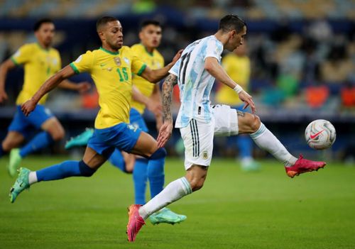  Điều này phần nào gây ra bất ngờ cho hàng thủ của Brazil. Phút 22 của trận đấu, Di Maria có pha chạy chỗ thông minh để phá bẫy việt vị sau khi nhận đường chuyền của De Paul. Anh tâng bóng qua đầu thủ môn Ederson, mở tỷ số cho Argentina. 