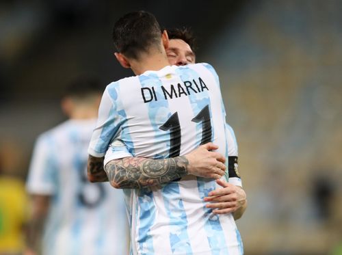  Messi đã ôm Di Maria rất chặt. "El Pulga" hiểu rằng bàn thắng này có ý nghĩa rất quan trọng với Argentina cũng như sự nghiệp của cá nhân anh. 