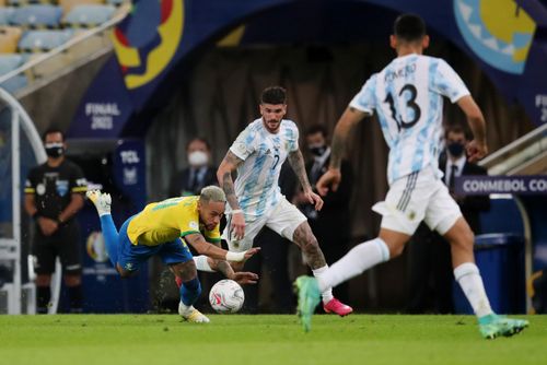  21 pha phạm lỗi được cầu thủ 2 đội thực hiện sau 45 phút đầu tiên. Neymar là cầu thủ ngã thường xuyên nhất. 