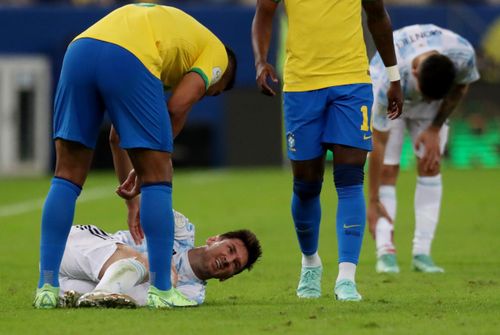  Sang hiệp 2, Argentina và Brazil thực hiện thêm 20 lần phạm lỗi. Trọng tài liên tục cắt còi, khiến chung kết Copa America 2021 gãy vụn. 