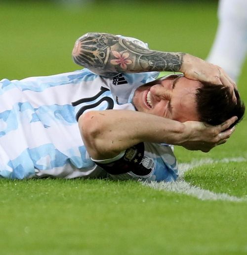  Khoảnh khắc Messi và Neymar cùng nằm sân ở phút 16 là điểm nhấn đặc biệt của trận này. Messi đi bóng trước khu vực 16,5 m, nhưng bị cản lại. Sau đó, Neymar cầm bóng phản công và tiếp tục bị cầu thủ Argentina đốn ngã. 