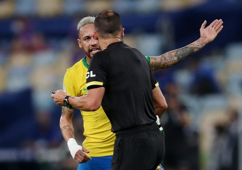  Neymar liên tục phàn nàn khi các cầu thủ Argentina chơi quá quyết liệt. 