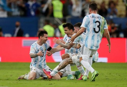 Messi ăn mừng cùng các đồng đội sau khi trọng tài thổi còi kết thúc trận đấu