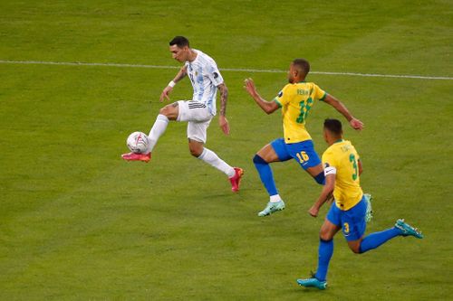 Di Maria khống chế đường chuyền vượt tuyến.