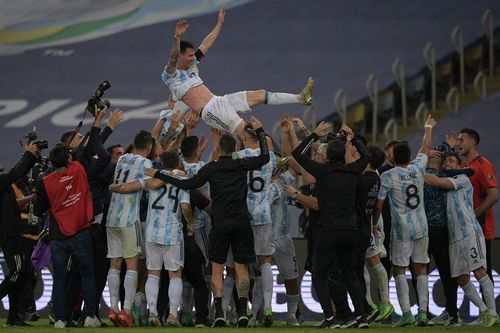Messi được các đồng đội tôn vinh
