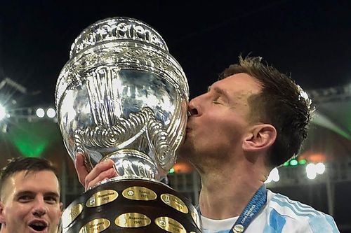 Đội trưởng của ĐT Argentina say sưa với chiếc quả lịch sử