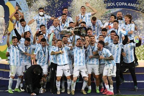 Messi nâng cao Cúp vô địch Copa America trở thành khoảnh khắc lịch sử của cá nhân Messi và Argentina