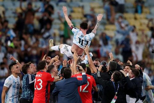 Sau nhiều lần bật khóc vì thua trận ở các trận chung kết, Lionel Messi đã có danh hiệu lớn đầu tiên cùng Argentina khi vô địch Copa America 2021. Chiếc Cúp này đã chấm dứt gần 3 thập kỷ không có danh hiệu của đội bóng xứ Tango. (Ảnh: REUTERS).