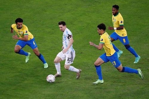 Messi luôn bị vây kín bởi các cầu thủ Brazil. (Ảnh: Getty) 