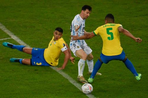 Messi cũng bị các cầu thủ Brazil phong tỏa, làm hạn chế rất nhiều trong trận CK Copa Armerica 2021