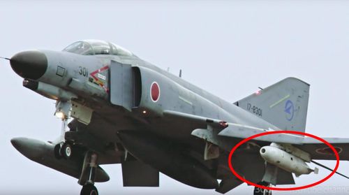 Ngoài ra, JASDF còn có gần 50 chiếc F-4 Phantom II, loại máy bay chiến đấu biểu tượng của Chiến tranh Lạnh, được sử dụng nhiều trong chiến tranh Việt Nam, hiện vẫn còn trong biên chế; tuy nhiên chỉ đóng vai trò dự bị tuyến sau.