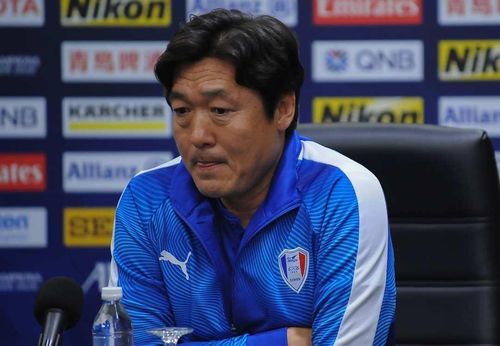 HLV Lee Lim-seang khi còn dẫn dắt CLB Suwon Samsung Bluewings. Ảnh: AFC.