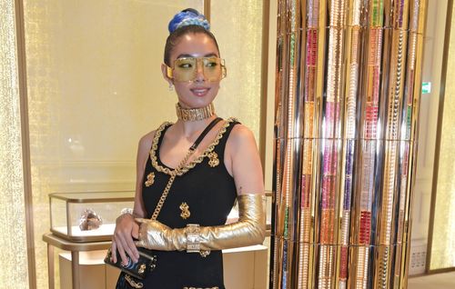  Sau khi nhận ra tài năng của Sawayama, Elton John tìm đến hợp tác cùng nữ ca sĩ. Họ thống nhất chọn và phát hành Chosen Family bản song ca. Nữ ca sĩ chuẩn bị góp giọng trong album phát hành lại Chromatica của Lady Gaga. 