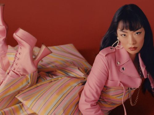  Theo Us Weekly, Rina Sawayama tự kiếm tiền để ra mắt album. Ban đầu, nữ ca sĩ theo đuổi sự nghiệp người mẫu. Cô ký hợp đồng với nhiều công ty, nhãn hàng lớn, gần đây tham gia chiến dịch Tháng Tự hào của Coach. Trong cuộc phỏng vấn với Vogue, ca sĩ 31 tuổi khẳng định cô là người tự lập, muốn dùng tiếng nói của mình để truyền cảm hứng cho cộng đồng LGBTQ+. 