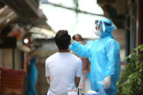 Lực lượng y tế lấy xét nghiệm cho các hộ dân trưa ngày 18/7.