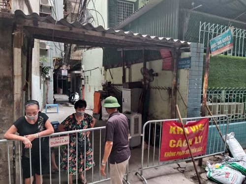 Ngõ 36/93 Văn Hương (phường Hàng Bột) cũng đã được phong tỏa.