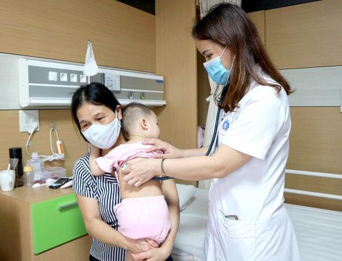 Khám bệnh cho bệnh nhi, tại Bệnh viện Sản Nhi tỉnh.