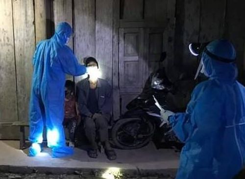 Lấy mẫy xét nghiệm cho người dân