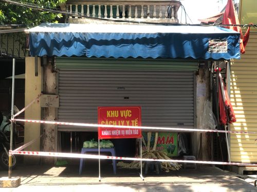 Một địa điểm phong tỏa ở Hà Nội do liên quan ca mắc Covid-19. Ảnh: Quốc Vương.
