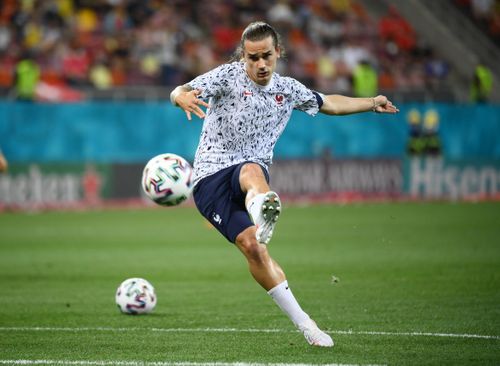 Griezmann phải ra đi để Barca cơ cấu quỹ lương. Ảnh: Reuters.