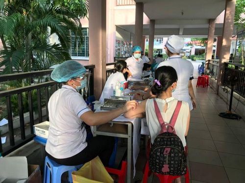 Người dân tiêm vắc-xin COVID-19 (ảnh: HCDC)