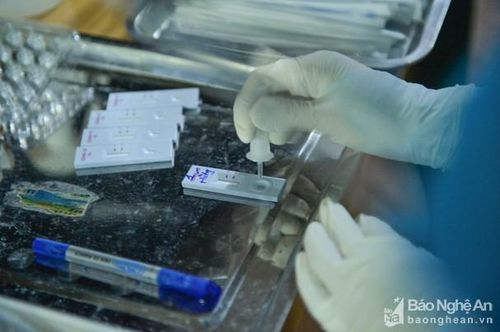 Trường hợp mẫu test nhanh có kết quả dương tính với virus SARS-CoV-2 thì sẽ được giữ lại lấy mẫu xét nghiệm PCR. Ảnh: Thành Cường