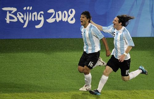  Messi cùng đồng đội giành vinh quang ở Olympic Bắc Kinh 2008. Ảnh: Getty Images. 
