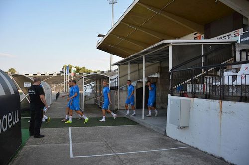 Đội khách nhanh chóng tập luyện để làm quen sân thi đấu vào buổi chiều cùng ngày. Europa Conference League lần đầu tiên được tổ chức, nên đây cũng là lần đầu Slovacko tham dự nhờ vị trí thứ 4 mùa giải VĐQG vừa qua.