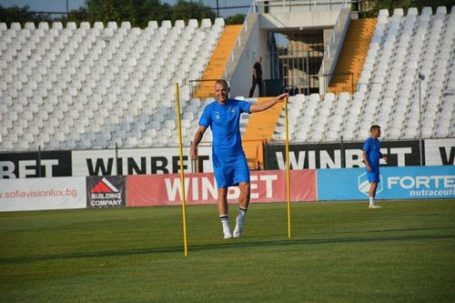 Đội trưởng của Slovako, Michal Kadlec, cho biết: "Mọi thứ đang diễn ra trơn tru từ quá trình chuẩn bị cho đến chuyến đi làm khách lần này. Chúng tôi đang hướng đến trận đấu quan trọng ngày mai".